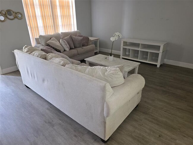 Foto del edificio - 1750 N Riverside Dr