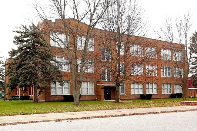 Building Photo - LINCOLN PARK APARTMENTS