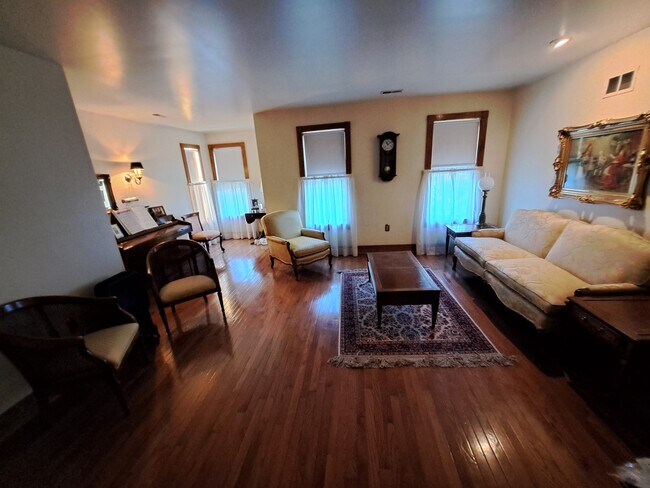 Foto del edificio - 830 W 37th St