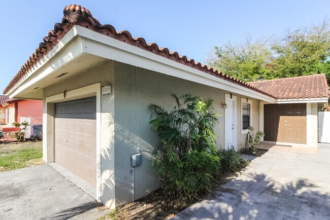 Building Photo - 1220 SW 136th Pl