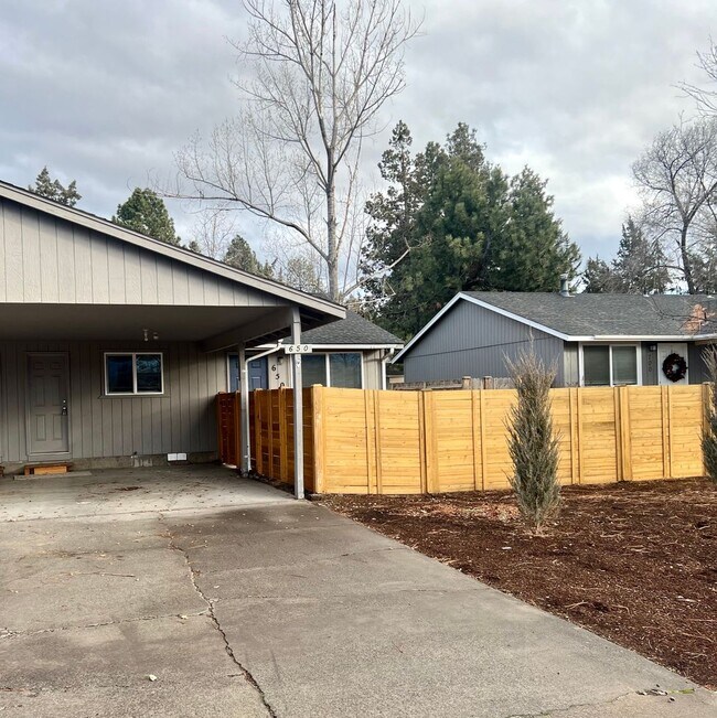 Building Photo - Charming 2-bedroom, 1-bathroom in Prime Lo...