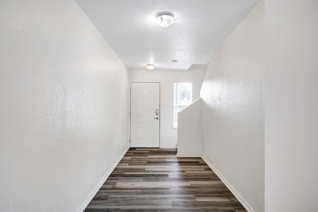 Building Photo - Recently renovated large 4 bedroom home!