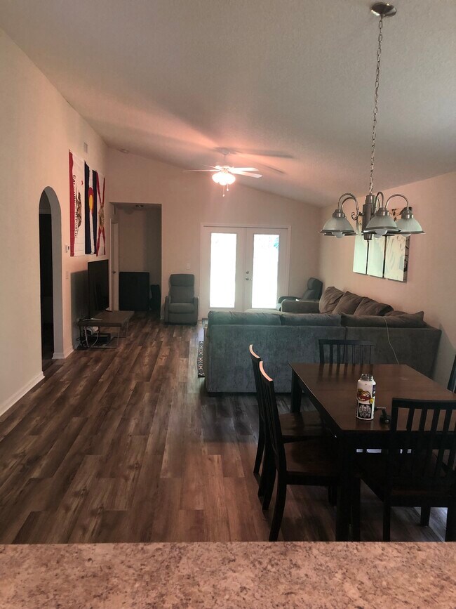 Foto del edificio - 1 BEDROOM FOR RENT: Private Bedroom W/ Sha...