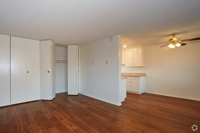 1BR, 1BA - 651 SF - 106 Villa Pointe Apartments