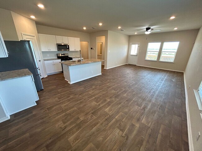 Foto del edificio - **Pending Application** AVAILABLE NOW! Gor...
