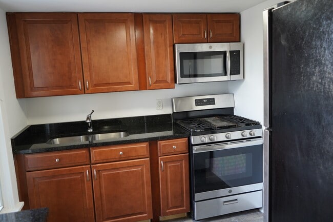 Kitchen - 101 S Pine Ave