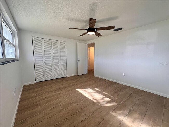 Foto del edificio - 7521 Bougenville Dr