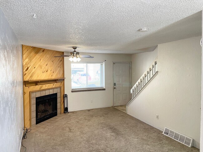 Building Photo - 2 Bedroom Townhome W/ Fantastic Views!