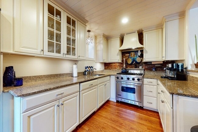 Building Photo - 127 Pinckney St