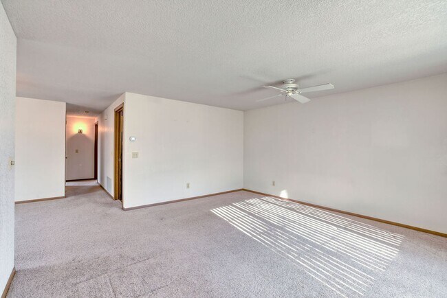 Building Photo - 2 Bedroom 1 1/2 Bath ranch in West Fort Co...