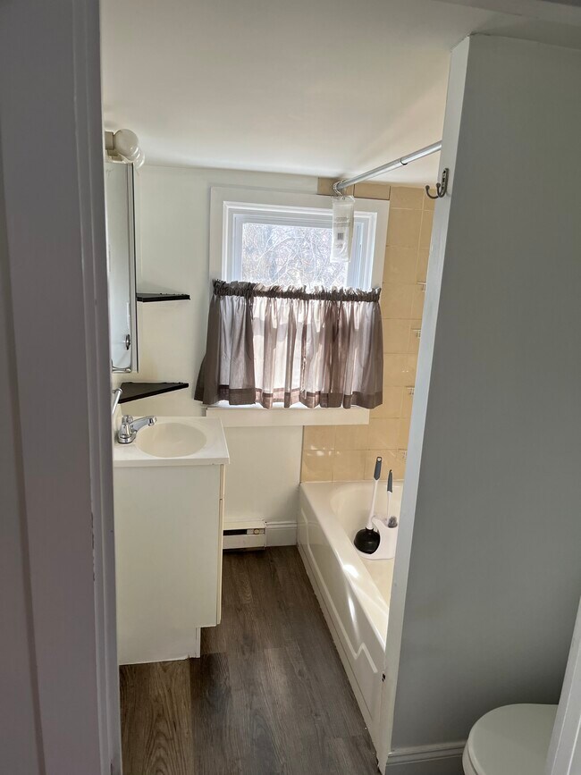 Small Bathroom - 416 Logan Ave