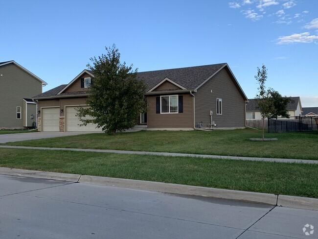 Building Photo - 2901 SE Stonegate Dr