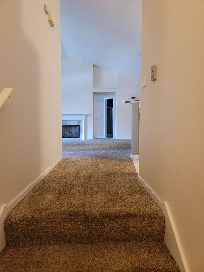 Building Photo - 2 BED, 2 BATH + DEN W/ 2 CAR GARAGE - UPPE...