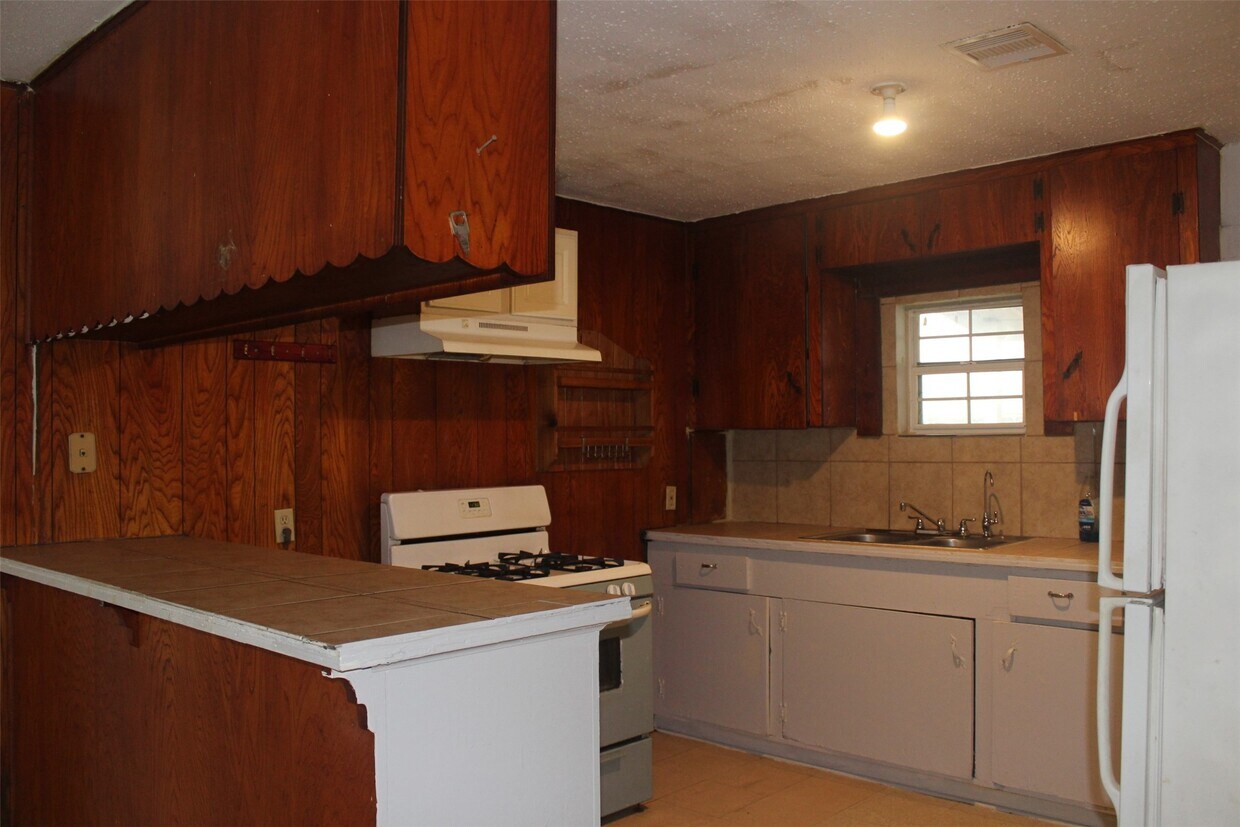 Building Photo - 5726 Gardendale Dr