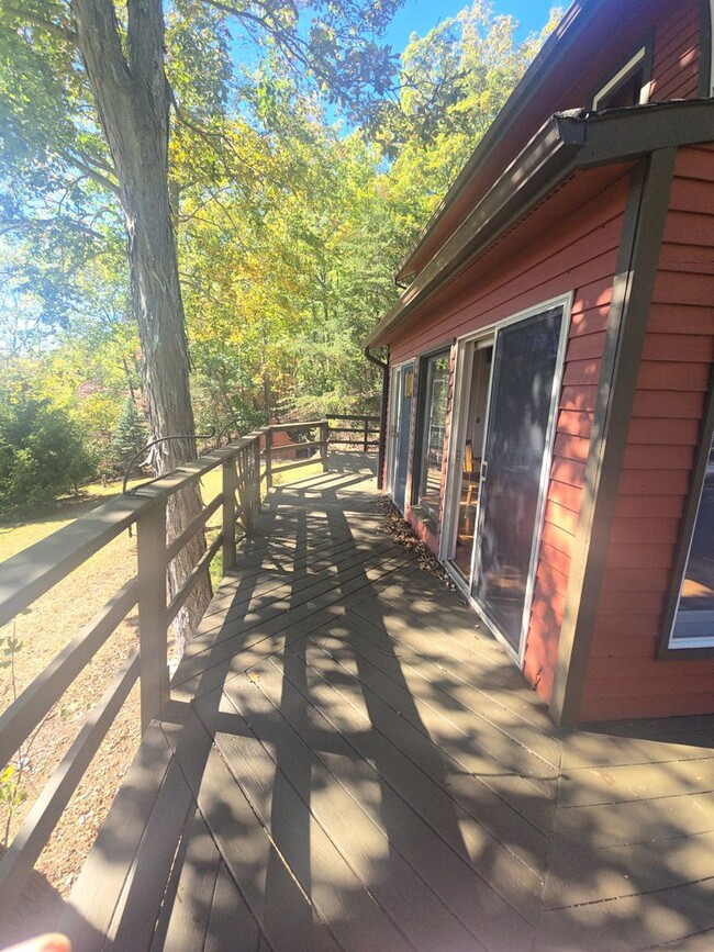 Building Photo - 3 BR 2 BA Home with Views