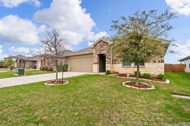 Building Photo - 1080 Amble Oak