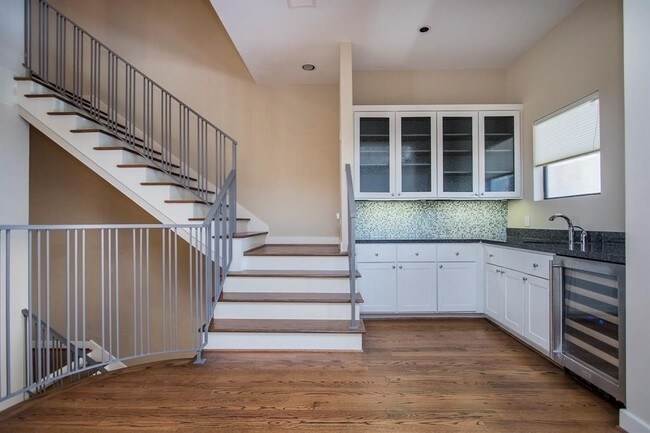 Foto del edificio - Contemporary townhome, rooftop terrace awa...