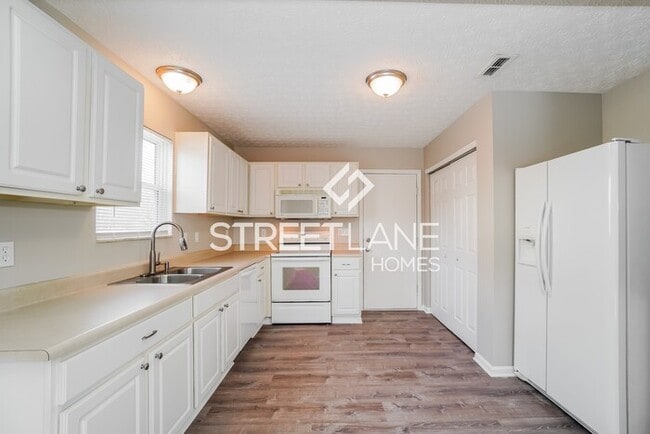 Building Photo - Large 3 BR attractive home is ready for mo...