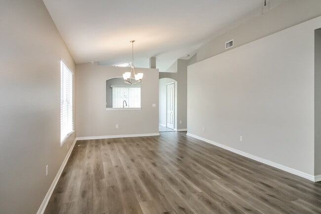 Building Photo - 18032 Birdwater Dr