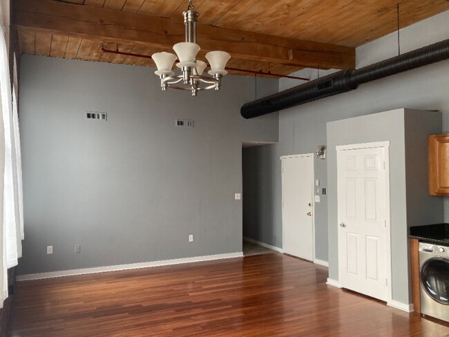 Building Photo - 471 Silver St