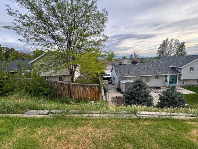 Building Photo - Remodeled Duplex