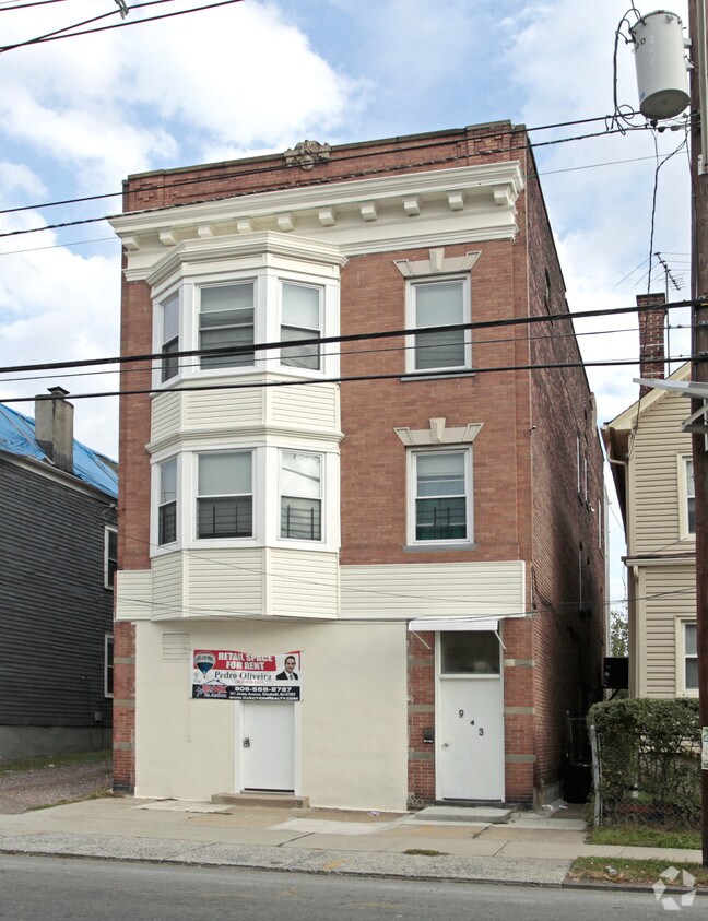 Primary Photo - 943 east grand street realty llc