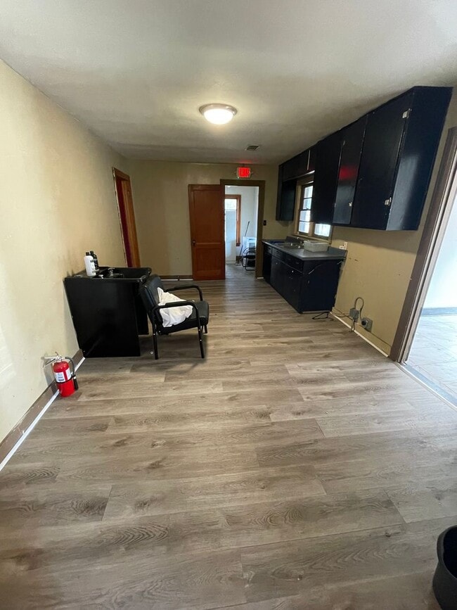 Building Photo - 3 bedroom 2 bathroom house