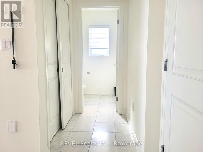 Building Photo - 171 Bur Oak Dr