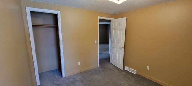 Building Photo - AVAILABLE Now - 3 Bed Home in Cloquet w/3 ...