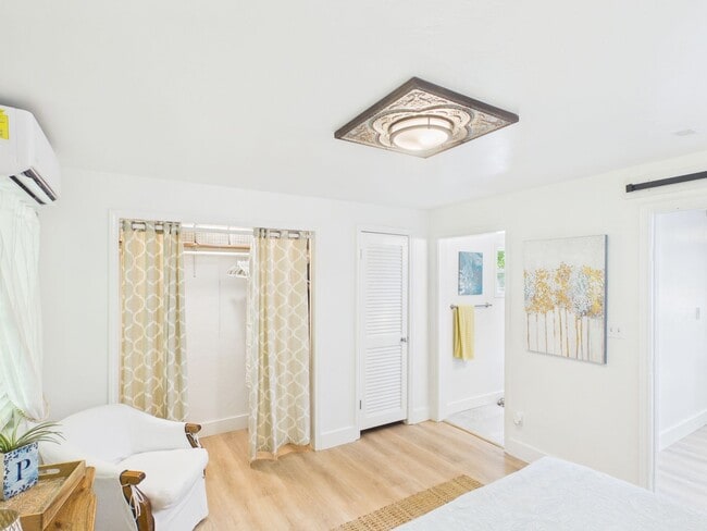 Building Photo - Charming All Bills Cozy Cottage