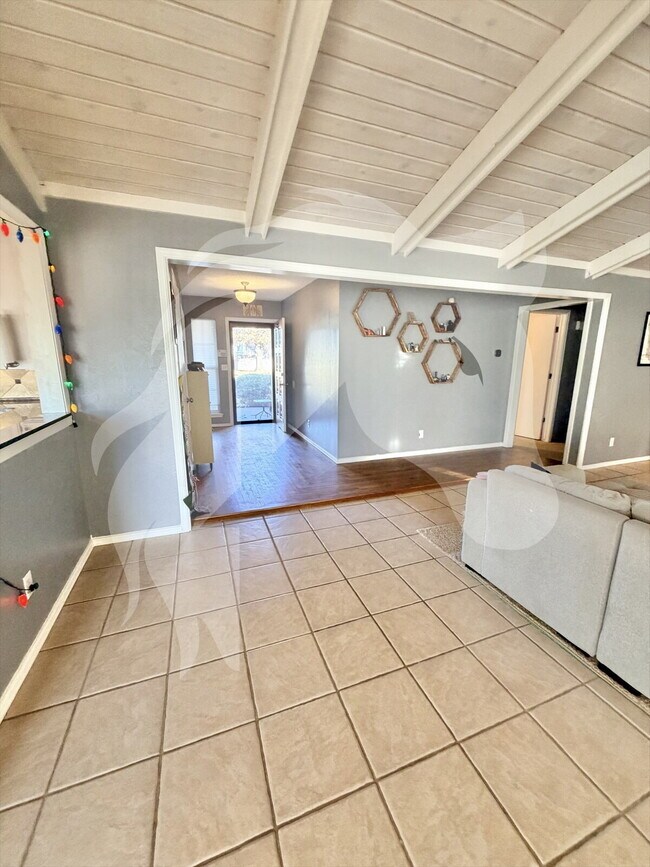 Foto del edificio - "Spacious 4-Bedroom Haven on Old Mallard Rd – Your Perfect Family Retreat in Enid!"