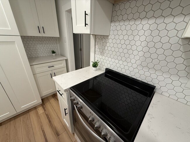 Building Photo - 717 Asbury Ave