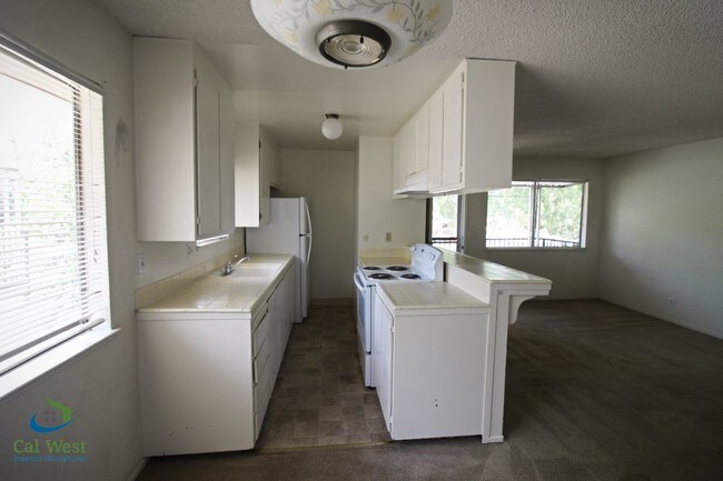 Building Photo - 5727 Playa Del Rey