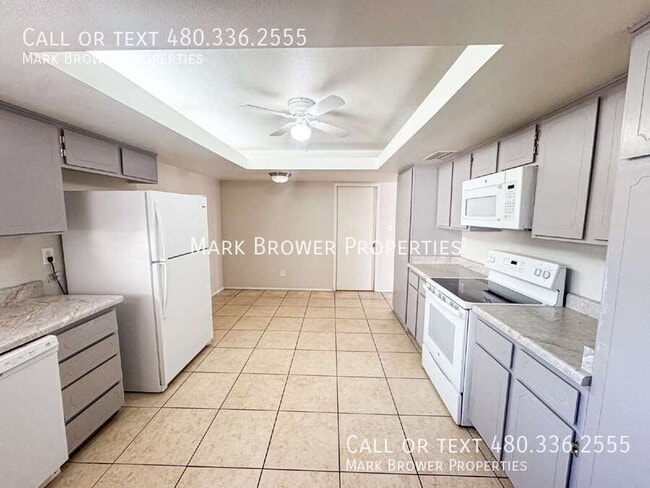 Building Photo - 910 E La Jolla Dr