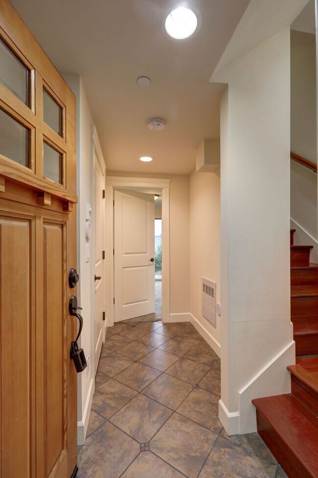 Foto del edificio - Grand 4 bedroom /2.5-bathroom Townhome w/ ...