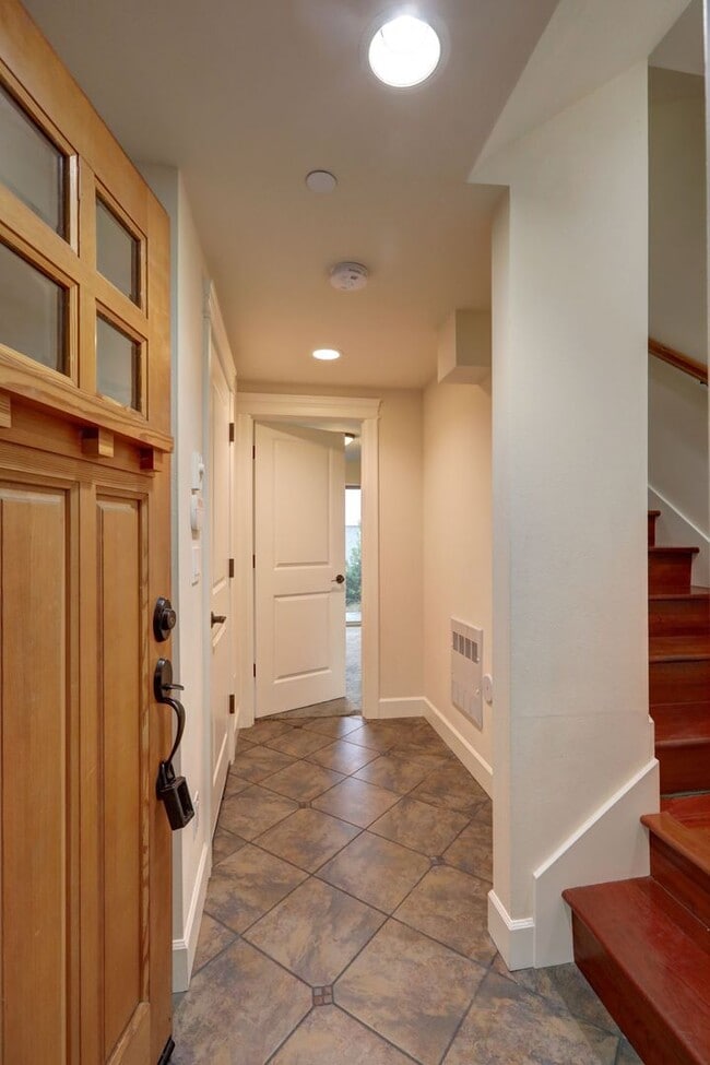 Foto del edificio - Spacious 4bd/2.5ba Townhome w/ Sweeping Vi...