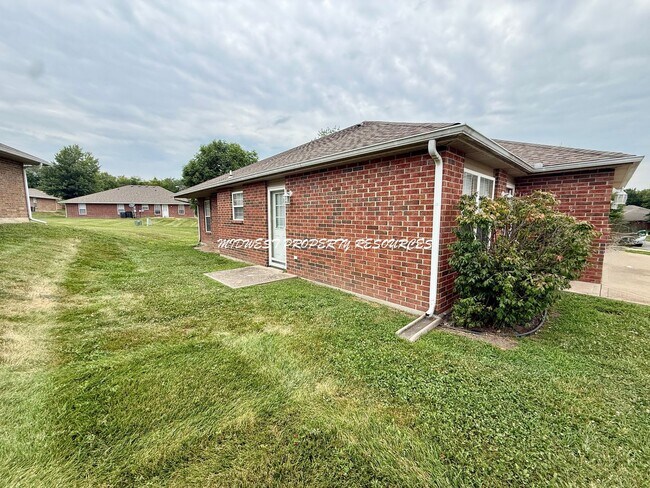 Building Photo - Ranch townhome w/ Mowing provided