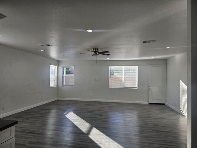 Foto del edificio - Must see - Won't last!  Spacious home with large back yard.