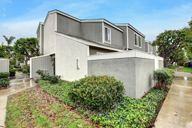 Building Photo - 2640 W Segerstrom Ave