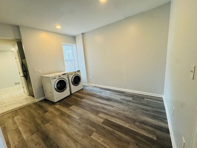 Building Photo - Remodeled 4bd/2 House with Rear yard!! SEC...