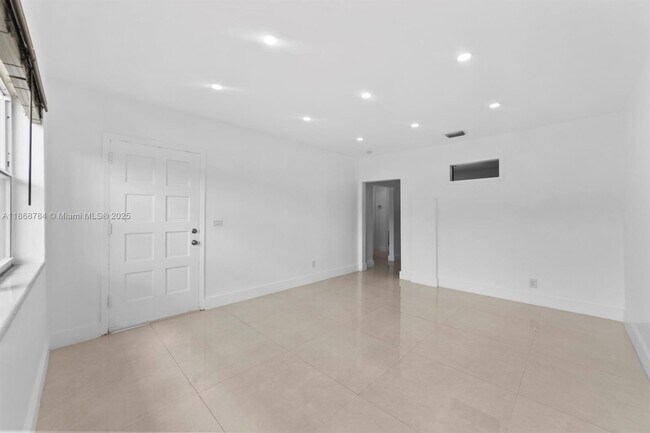 Building Photo - 1565 NE 110th Terrace