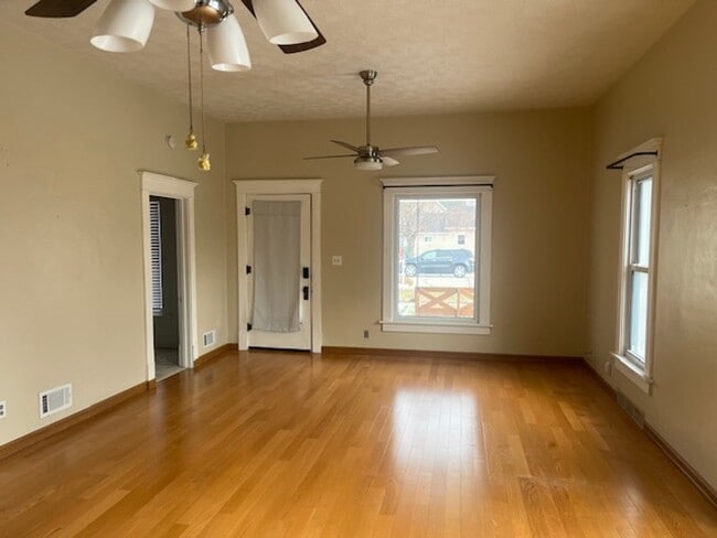 Building Photo - Renovated Bungalow