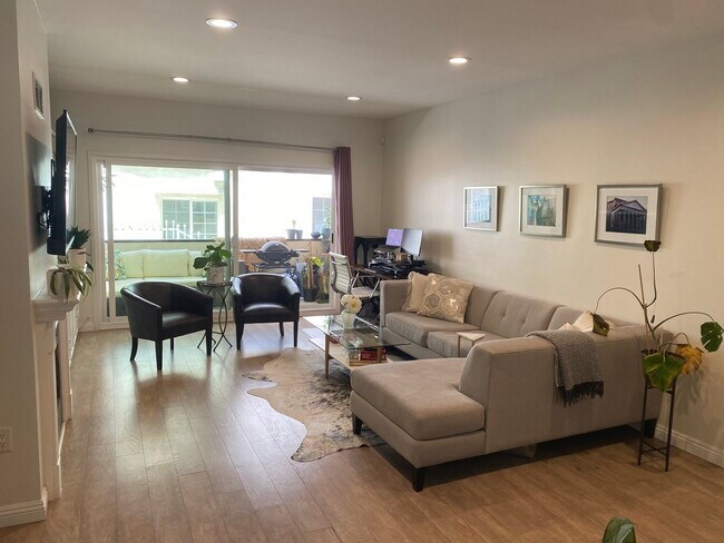 Foto del edificio - 11820 Mayfield Ave