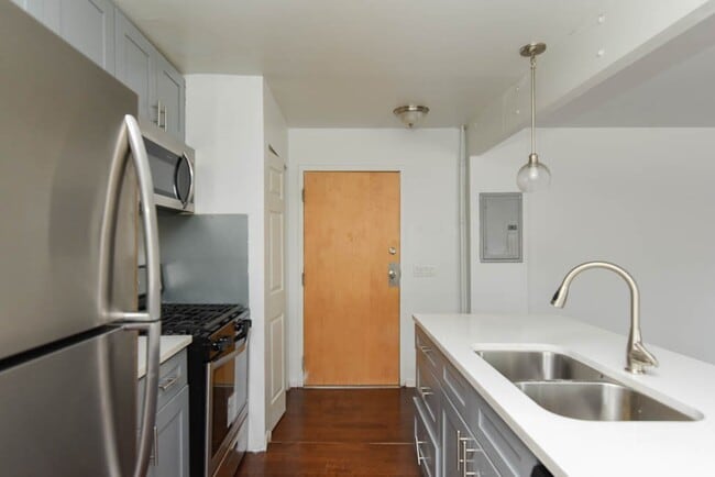 Foto del edificio - 7319 N Rogers Ave