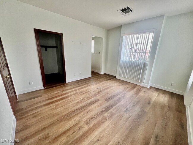 Foto del edificio - 1324 Sun Village Ave