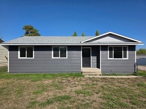 Building Photo - 504 22nd Ave W