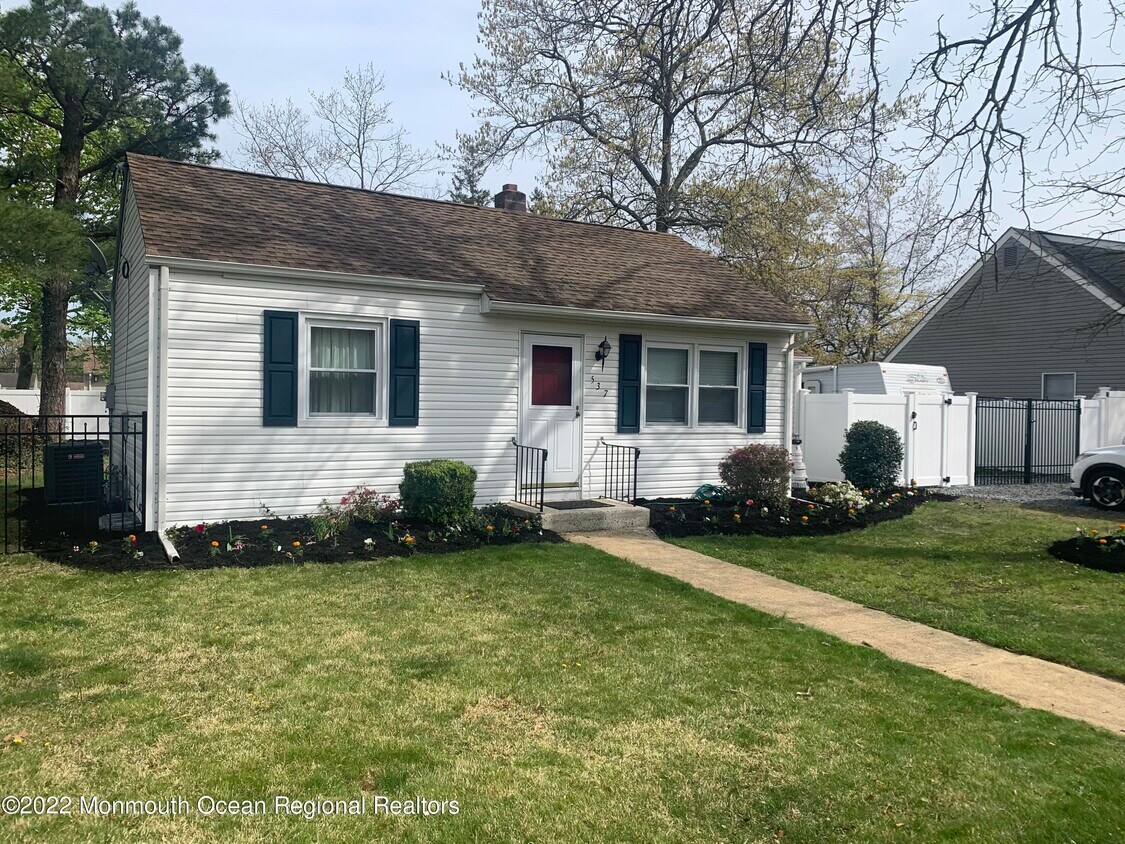 537 Longboat Ave, Beachwood, NJ 08722 House for Rent in Beachwood, NJ