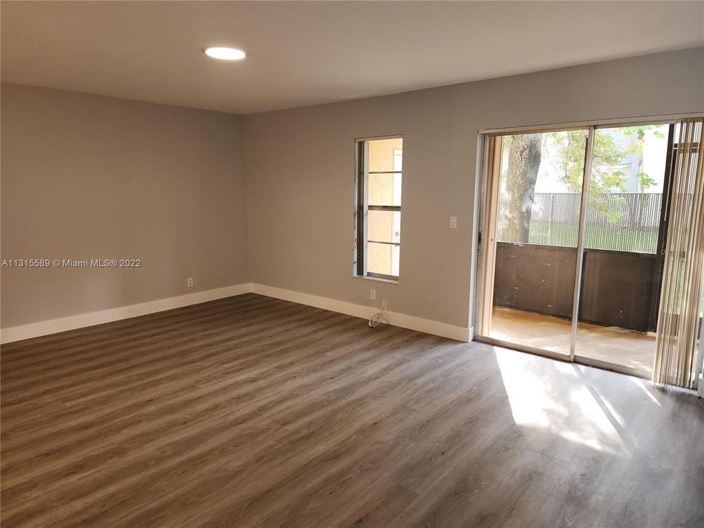 Foto principal - 3050 Riverside Dr