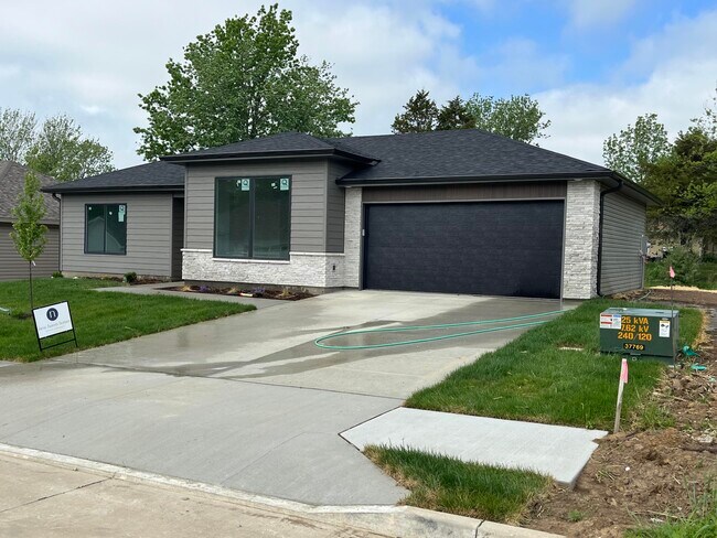 Building Photo - 205 N Luna Ln