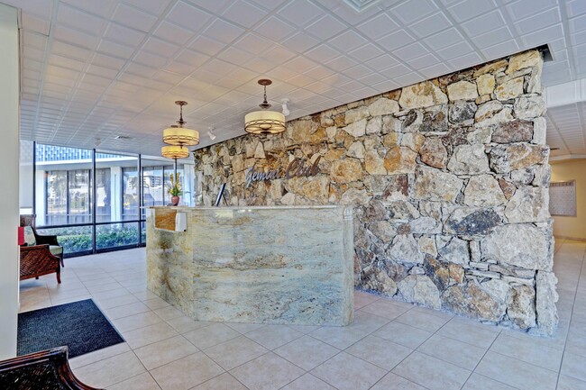 Building Photo - 336 Golfview Rd